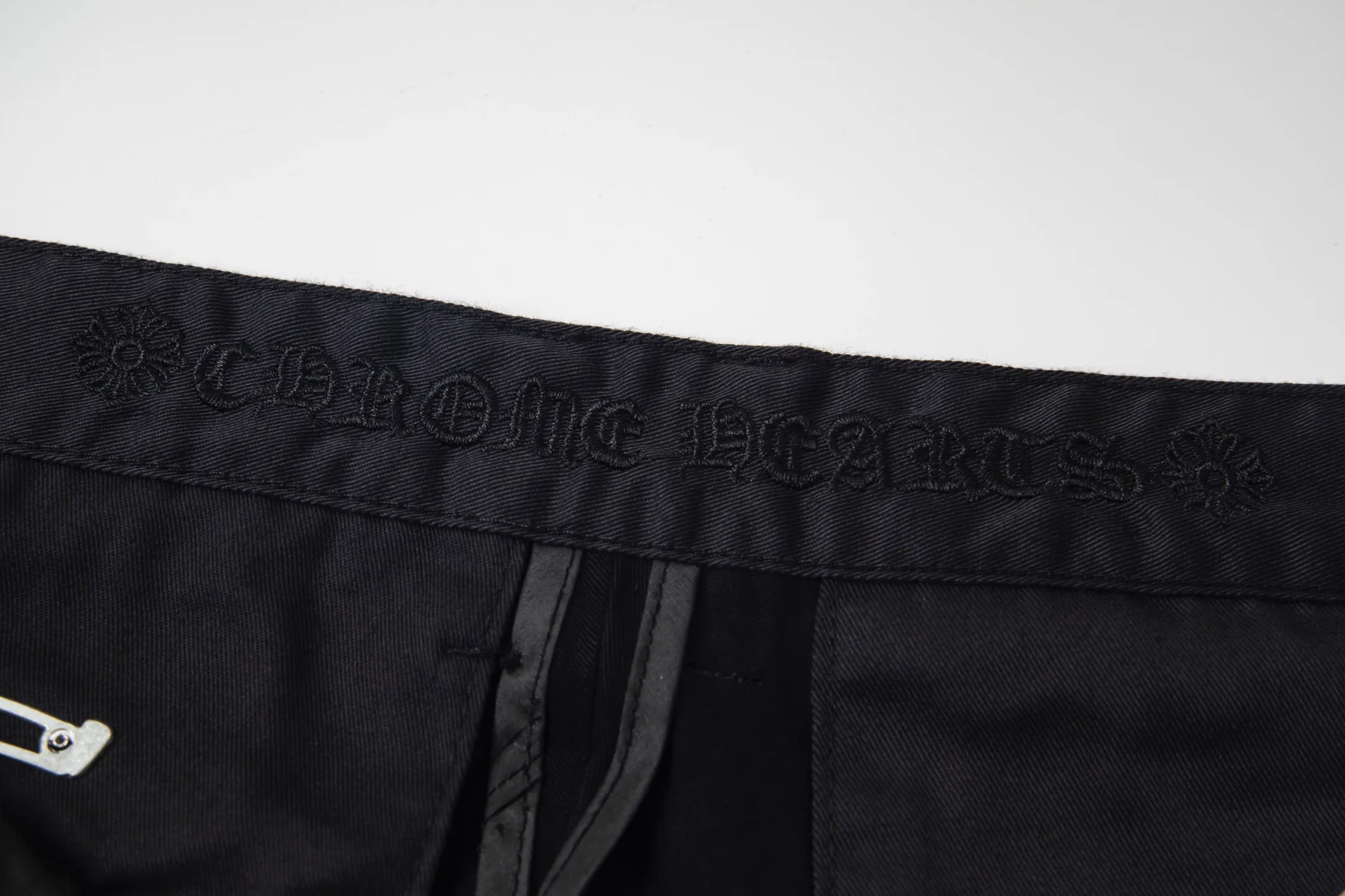 P260 Chrome Hearts丨Chrome Hearts Black and Brown Camouflage Cross Patched Leather Jeans - Full of exploring the ultimate in fashion, Chrome Hearts' new Chrome Hearts pants cleverly integrate camouflage crosses, camouflage crosses and other elements to break traditional boundaries. Mattyboy's clever fusion of overalls and khaki jeans, the same style, brings endless matching inspiration to fashionistas! Whether it is daily wear or a trendy try, these pants can bring you an excellent fashion experience. Style number: 1753# Color: casual black Size: 28 30 32 34